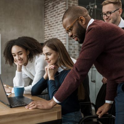 mulher-mostrando-algo-aos-colegas-durante-uma-reuniao